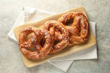 Gri masadaki tuzlu krakerler, üst manzara.