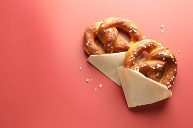 Kırmızı arka planda tuzlu krakerler, düz. Metin için boşluk