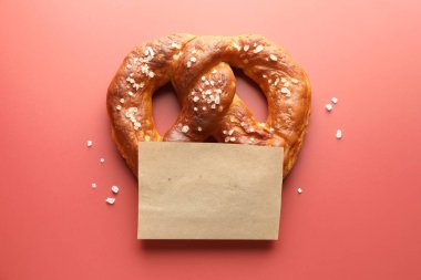 Kırmızı arka planda tuzlu kraker, üst tarafta.