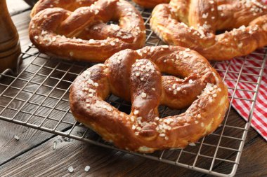 Ahşap masada tuzlu krakerler, yakın plan.