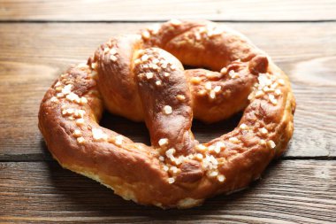 Ahşap masada tuzlu kraker, yakın plan.