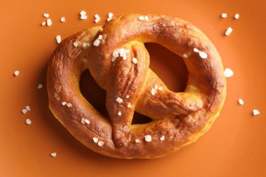 Lezzetli krakerler, tabakta tuz, üst manzara.