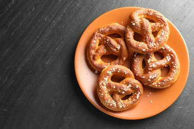 Siyah masada tuzlu krakerler, üst manzara. Metin için boşluk