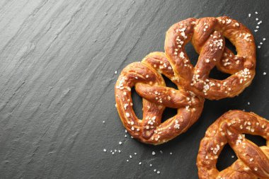 Siyah masada tuzlu krakerler, düz. Metin için boşluk