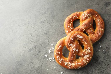 Gri masadaki tuzlu krakerlerin düzlüğü düzdü. Metin için boşluk