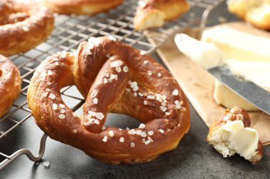 Gri masadaki tuzlu ve tereyağlı krakerler, yakın plan.