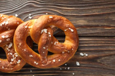 Tahta masadaki tuzlu krakerler, düz yatış. Metin için boşluk