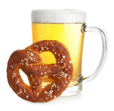 Lezzetli kraker ve beyaz üzerine izole edilmiş bir bardak bira