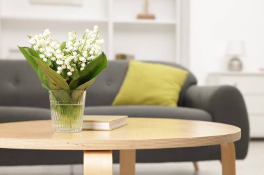 Kapalı alandaki sehpada duran bir buket güzel zambak. Metin için boşluk