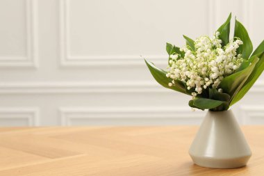 Vadi çiçeklerinin güzel zambakları ahşap masadaki vazoda. Metin için boşluk