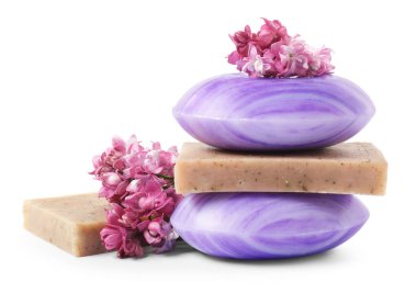 Sabun çubukları ve leylak çiçekleri izole edilmiş beyaz