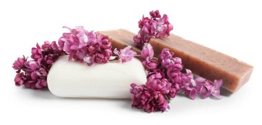 Sabun çubukları ve leylak çiçekleri izole edilmiş beyaz