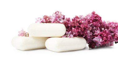 Sabun çubukları ve leylak çiçekleri izole edilmiş beyaz