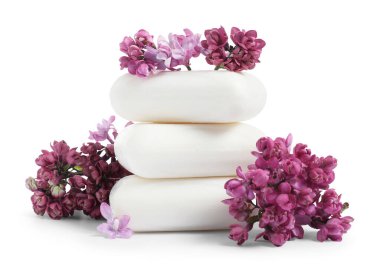Sabun çubukları ve leylak çiçekleri izole edilmiş beyaz