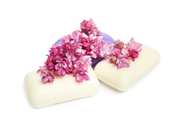 Sabun çubukları ve leylak çiçekleri izole edilmiş beyaz