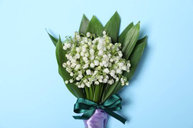 Açık mavi arka planda, vadideki güzel zambak çiçekleri.