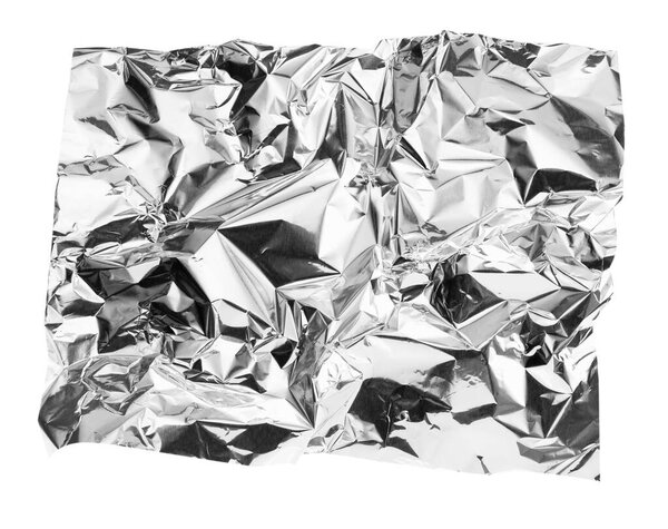 Смятый кусок алюминиевой фольги изолирован на белом
