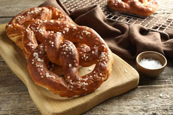 Ahşap masada tuzlu krakerler, yakın plan.