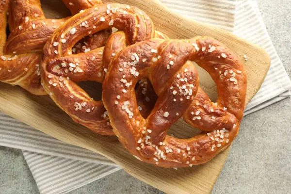 Gri masadaki tuzlu krakerler, üst manzara.