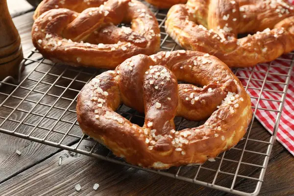 Ahşap masada tuzlu krakerler, yakın plan.