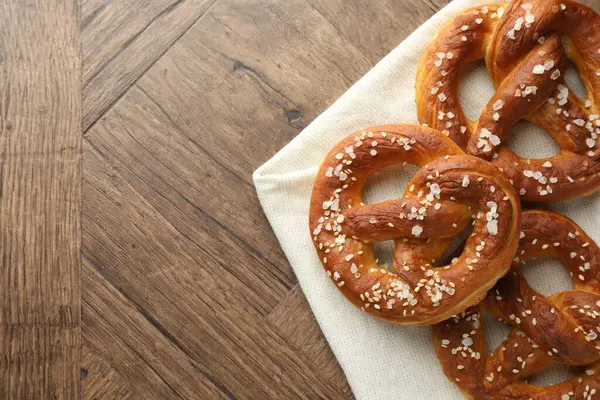 Tahta masadaki tuzlu krakerler, düz yatış. Metin için boşluk