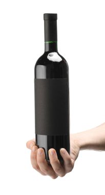 Beyaz arka planda lüks şarap şişesi tutan adam. Tasarım için model