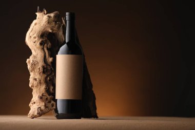 Kahverengi masa üzerinde şarap ve ağaç kabuğu koyu arkaplan, metin için boşluk