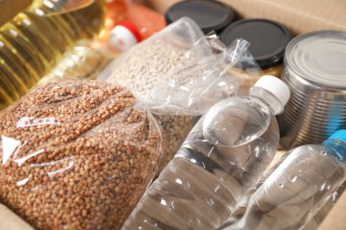 Kutuda birçok farklı gıda ürünü var, yakın plan.