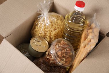 Kutuda birçok farklı gıda ürünü var, yakın plan.