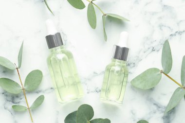 Beyaz mermer masa üzerinde gerekli yağ ve okaliptüs yaprakları, düz yatıyordu.