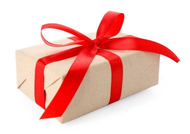 Kraft kağıdına sarılı hediye, yay beyaza izole edilmiş.