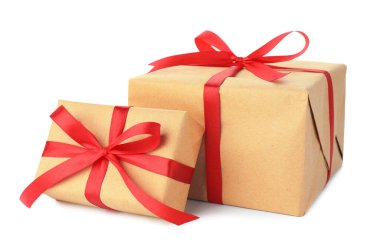 Kraft kağıdına sarılı iki hediye kutusu beyaza izole edilmiş.