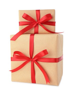 Kraft kağıdına sarılı iki hediye kutusu beyaza izole edilmiş.