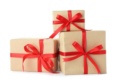 Kraft kağıdına sarılı birçok hediye kutusu beyaza izole edilmiş.