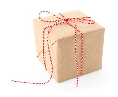 Kraft kağıdına sarılı hediye, yay beyaza izole edilmiş.