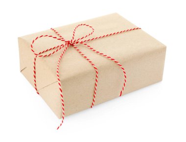 Kraft kağıdına sarılı hediye, yay beyaza izole edilmiş.