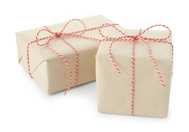 Kraft kağıdına sarılı iki hediye kutusu beyaza izole edilmiş.