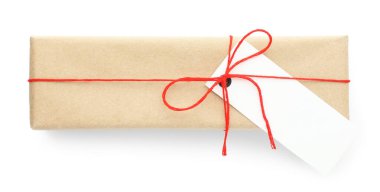 Kraft kağıdına sarılı bir hediye. Yay ve kart beyaz, üst görünümde izole edilmiş.