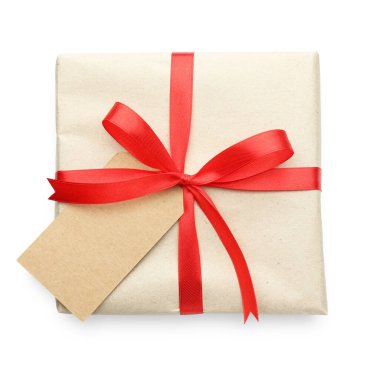 Kraft kağıdına sarılı bir hediye. Yay ve kart beyaz, üst görünümde izole edilmiş.