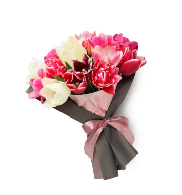 Beyaz manzaralı, güzel lalelerden oluşan bir buket.