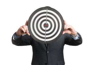 Hedef alınıyor. Beyaz arka planda dart tahtası olan adam