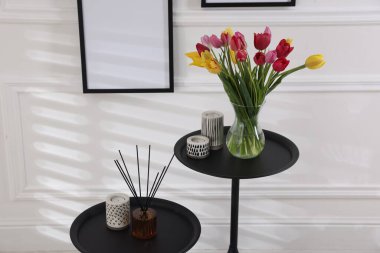 İçerideki masalarda bir buket güzel lale ve dekor.