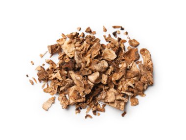 Beyaz, üst görünümde izole edilmiş kuru hindiba kökleri yığını