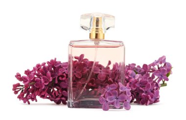 Bir şişe lüks parfüm ve beyaza ayrılmış leylak çiçekleri.