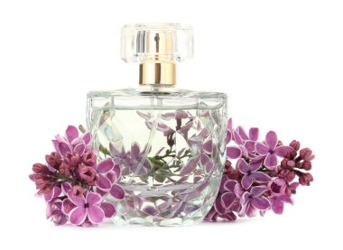 Bir şişe lüks parfüm ve beyaza ayrılmış leylak çiçekleri.