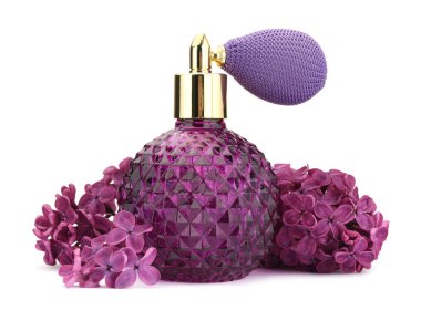 Bir şişe lüks parfüm ve beyaza ayrılmış leylak çiçekleri.