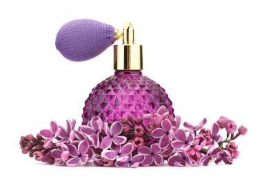 Bir şişe lüks parfüm ve beyaza ayrılmış leylak çiçekleri.