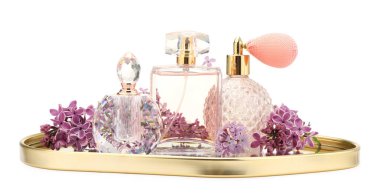 Lüks parfümler ve beyaz tenli güzel leylak çiçekleri.