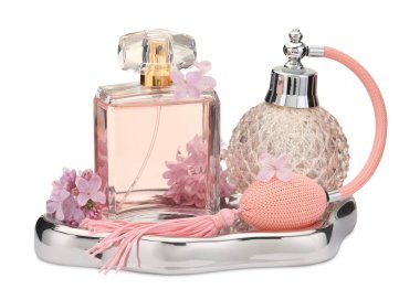 Lüks parfümler ve beyaz tenli güzel leylak çiçekleri.