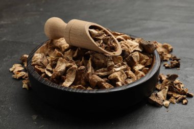 Kuru hindiba kökleri kasede ve kepçe desenli masada, yakın plan.